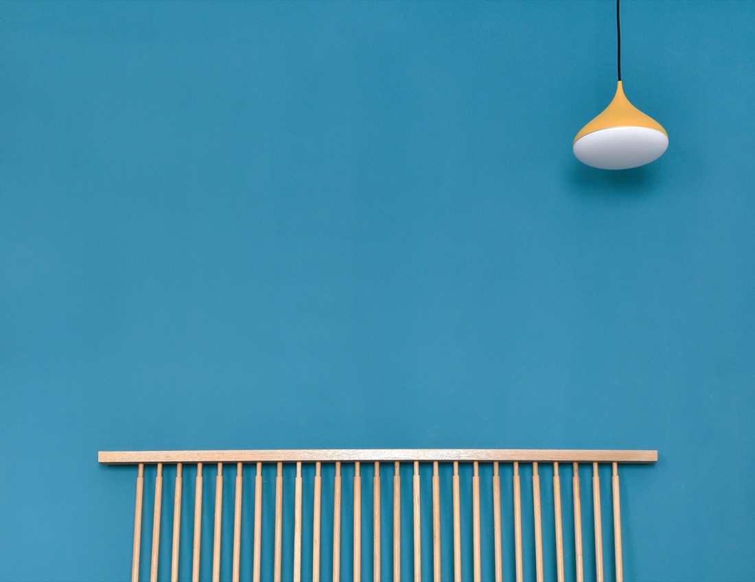 Minimalistička viseća lampa na tirkiznom zidu