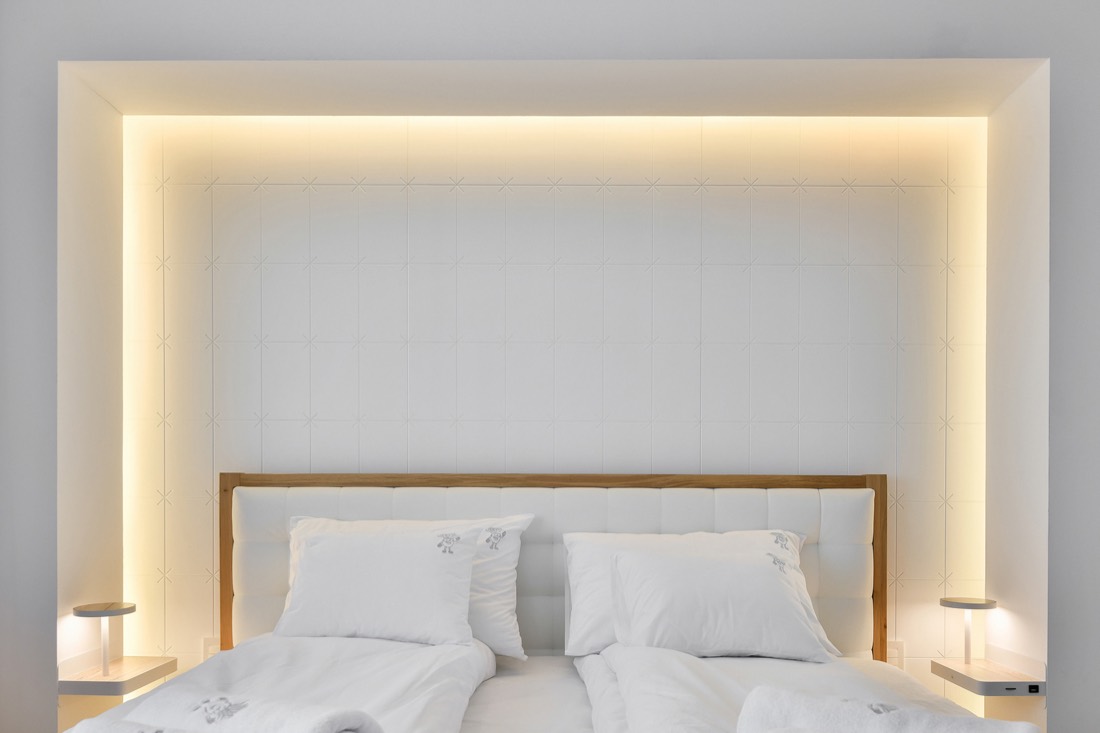Osvijetljeno uzglavlje kreveta u hotelskoj sobi, indirektno LED osvjetljenje