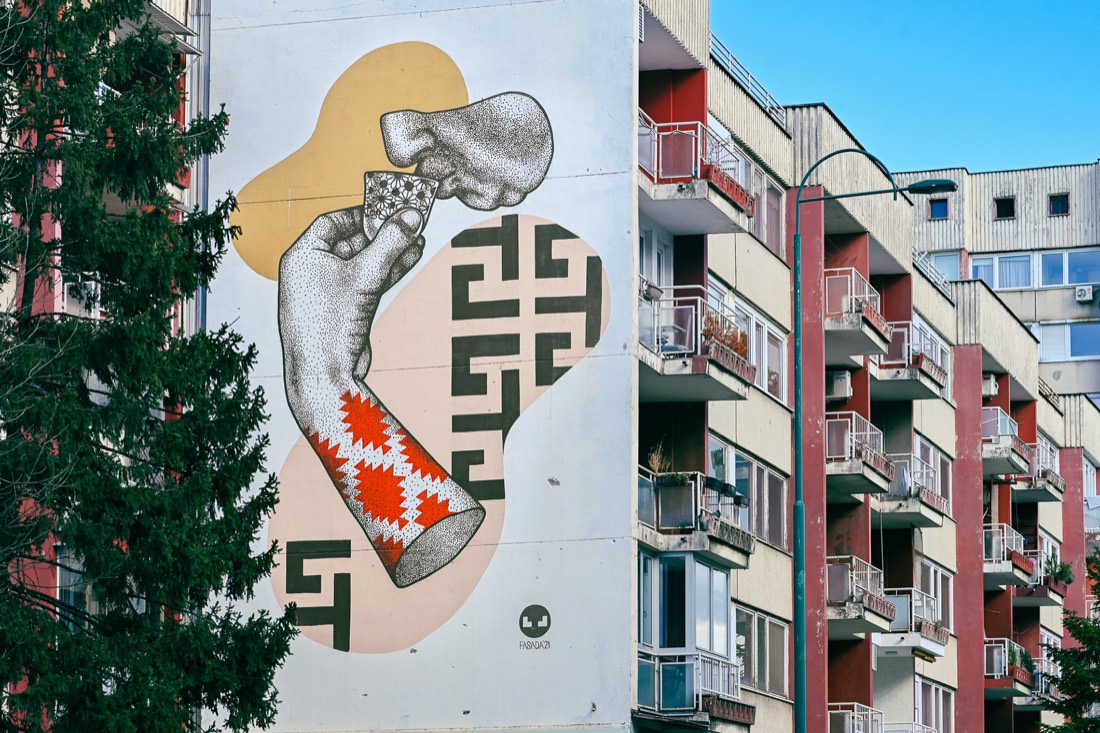 Umjetnički mural na fasadi stambenog nebodera u Sarajevu