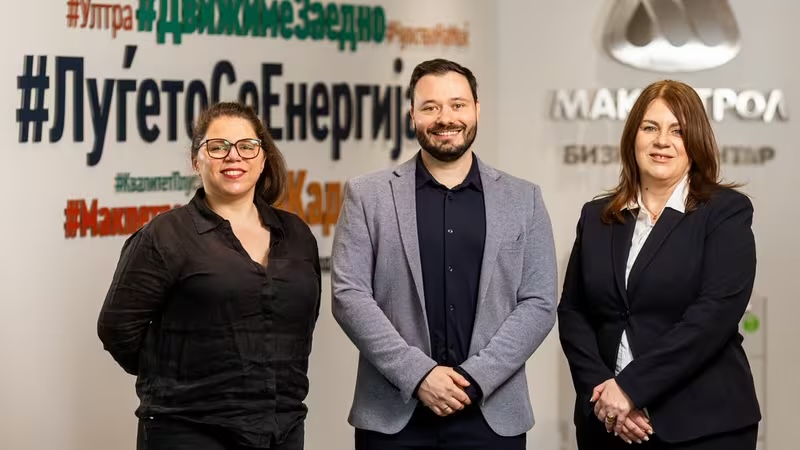 Tim Makpetrol AD ispred brendirane pozadine, iz Canon CEE case studyja