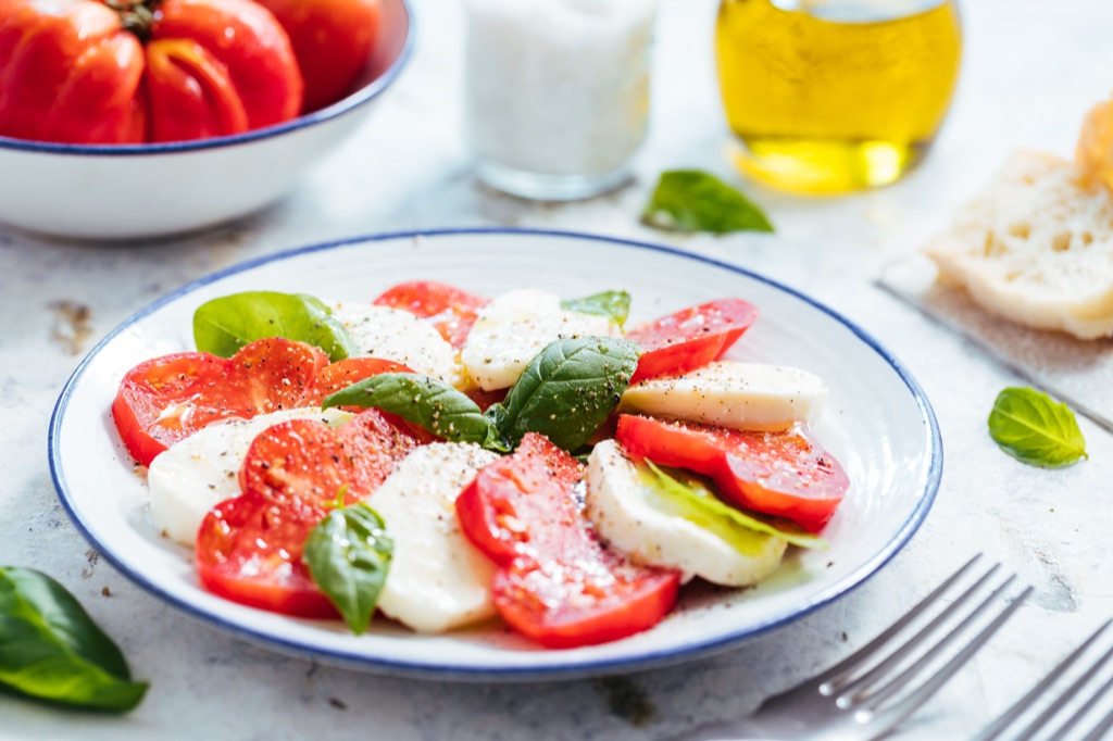 Caprese salata sa mocarelom, paradajzom i svježim bosiljkom