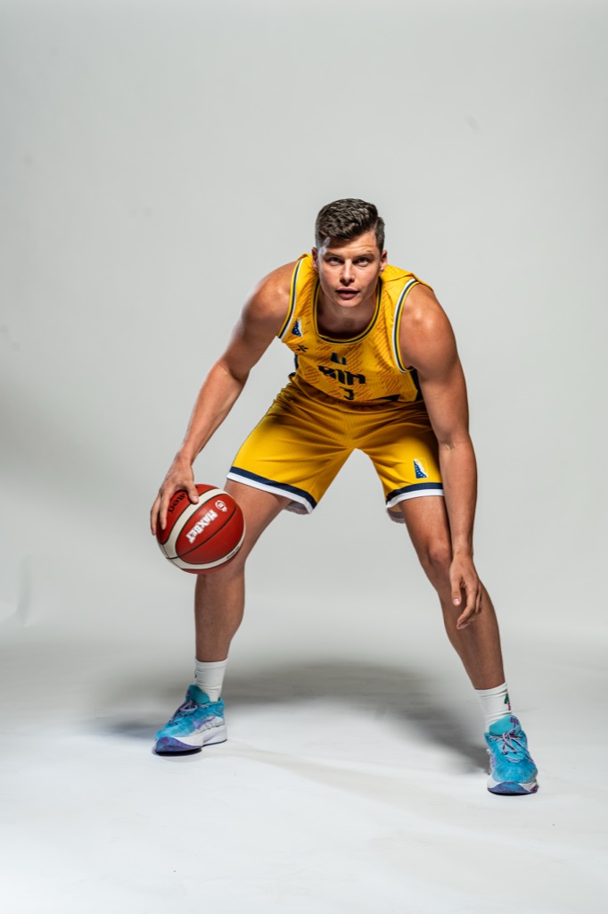 Studijski portret košarkaša u driblingu
