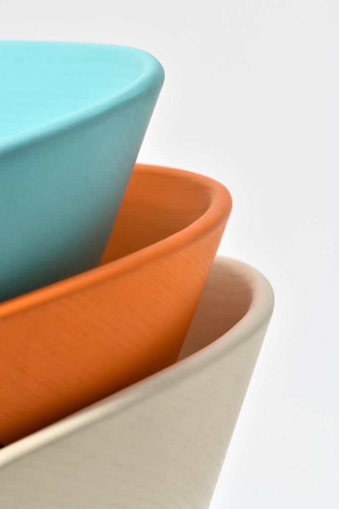 Detalj tri keramičke posude u tirkiznoj, narandžastoj i bež boji