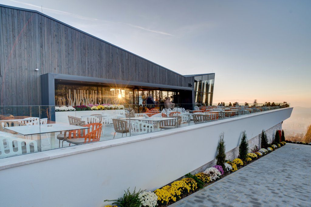 Terasa restorana u zalasku sunca s pogledom na grad